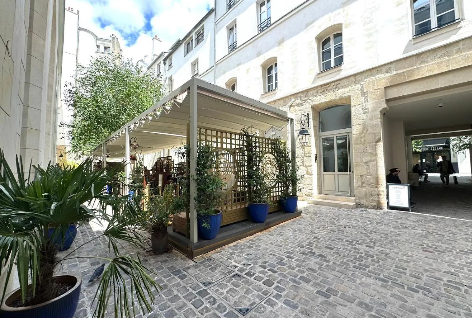 Deux Appartements Lumineux Situes Dans Le Quartier Historique De La Rue Du Bac Paris