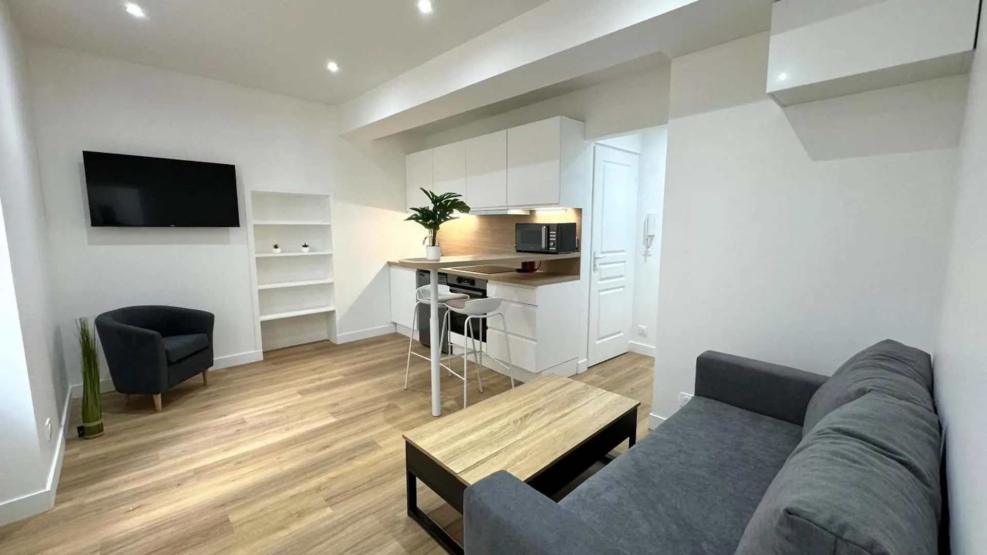 Deux Appartements Lumineux Situes Dans Le Quartier Historique De La Rue Du Bac location