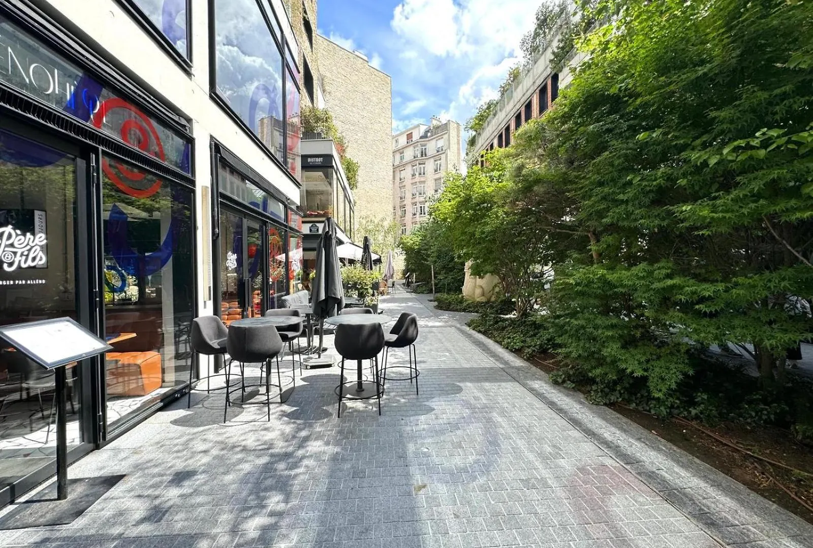 Deux Appartements Lumineux Situes Dans Le Quartier Historique De La Rue Du Bac Paris